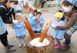 お餅つき