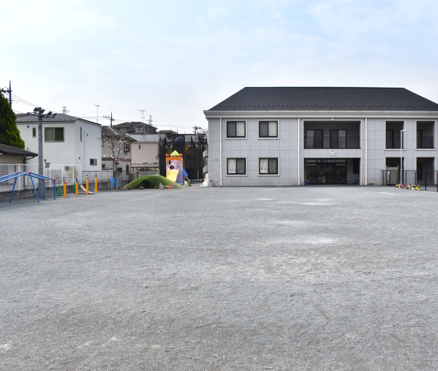 園庭で元気に走って遊ぶ園児たち