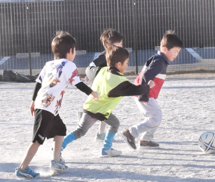 園庭でサッカーを楽しむ園児たち