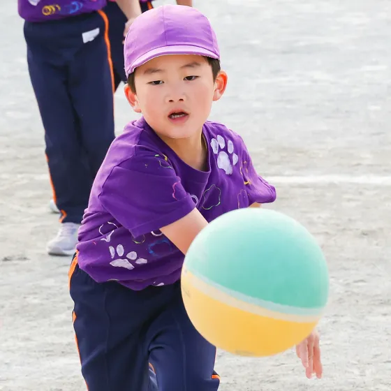 ドッジボールでボールを投げる園児