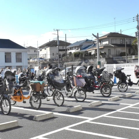 園舎前に整備された駐輪場