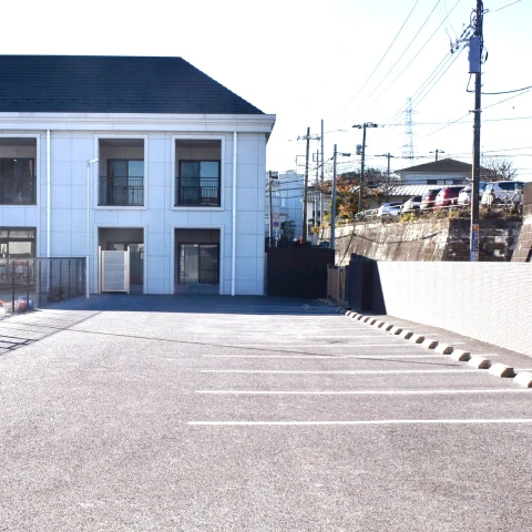 園舎横に整備された駐車場