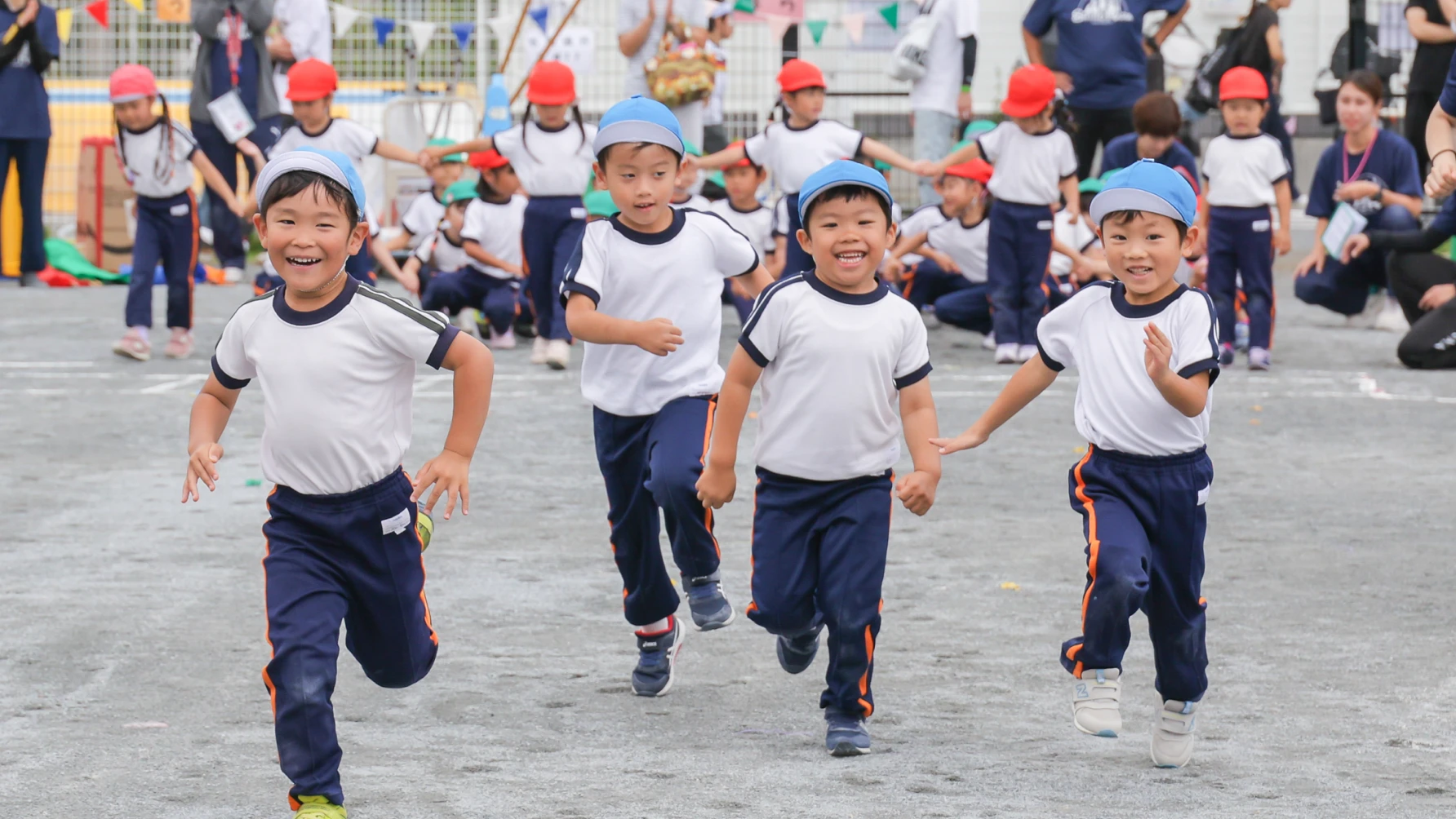 しのはら幼稚園の運動会で元気いっぱいに走る園児たち