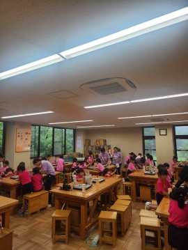 お泊まり保育で園児たちが夕飯を食べている様子