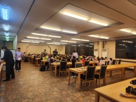 お泊まり保育で園児たちが夕飯を楽しく食べている様子