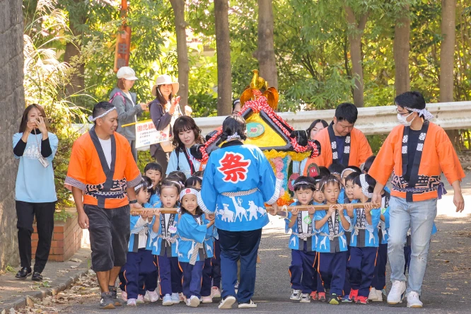 こども神輿を担ぐ園児たち