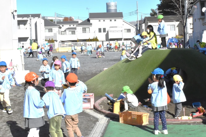 園庭で自由遊びを楽しむ園児たち