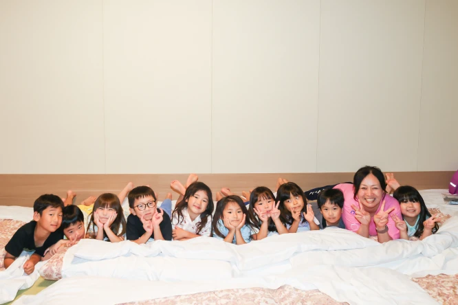 一泊保育で布団に並んで過ごす子どもたち