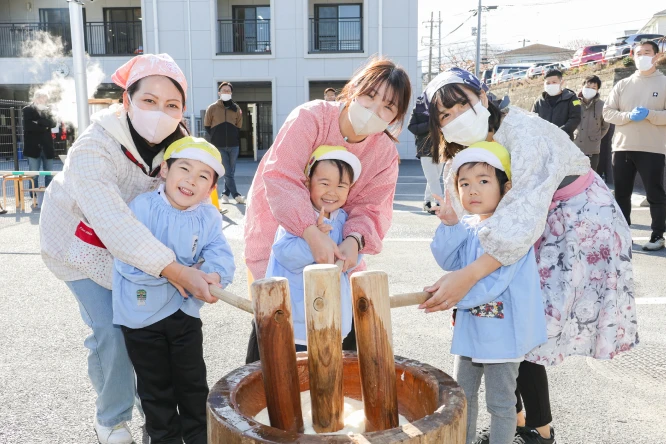 おもちつき会で餅つきをする園児たち