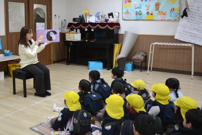 絵本の読み聞かせを聞く園児たち