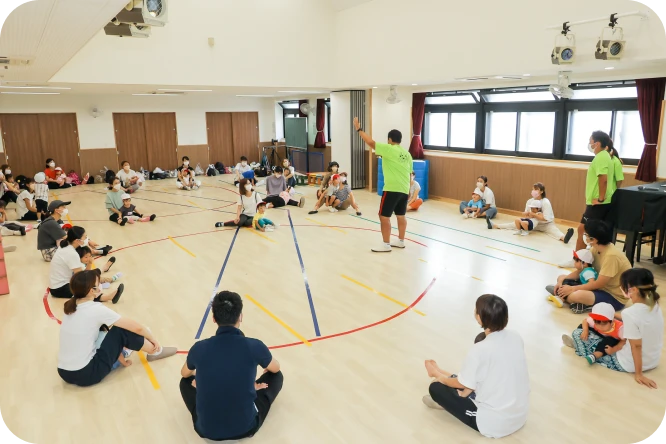 ホールで体操教室に参加する子どもたち