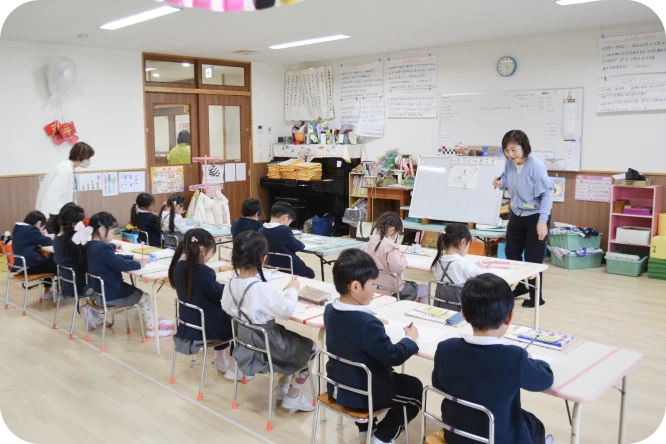 教室で学習に取り組む子どもたち