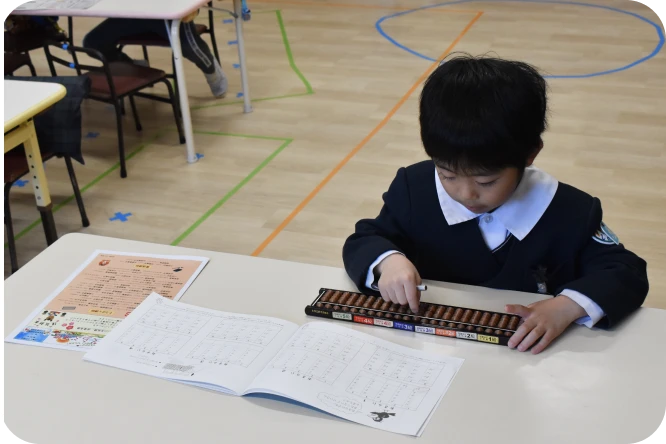 そろばん教室でそろばんに取り組む子ども