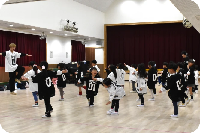 ホールでヒップホップダンスを練習する子どもたち