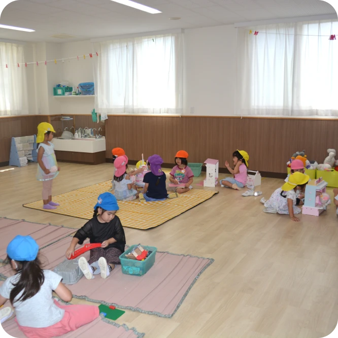 保育室で預かり保育の時間を過ごす子どもたち