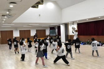 ホールで課外教室に参加する子どもたち