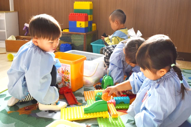 思っていることをはっきりいえる子を表す、遊びに夢中になる園児たち