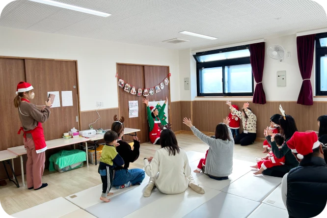 親子教室で活動に参加する親子たち