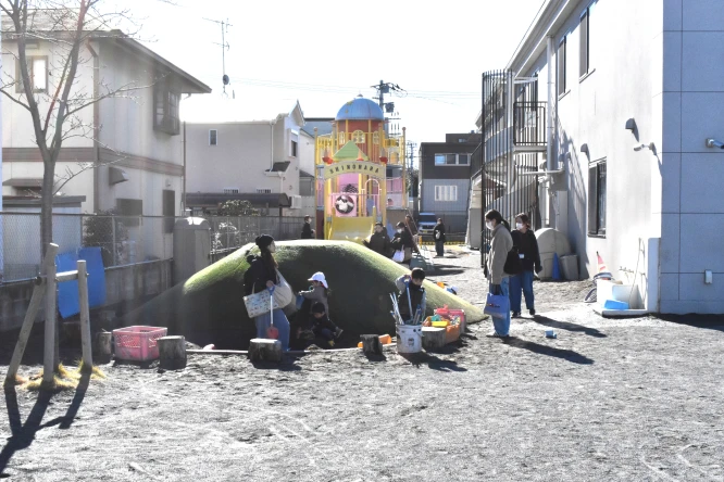 園庭開放で遊ぶ地域の子どもたち