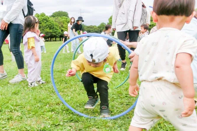 岸根公園で体を動かして遊ぶ子どもたち