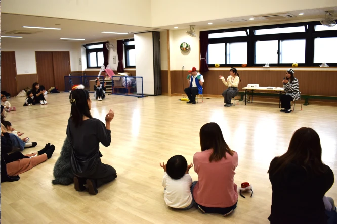 親子で英語教室に参加する様子