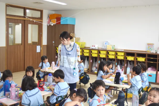 保育室で昼食の時間を過ごす園児たち