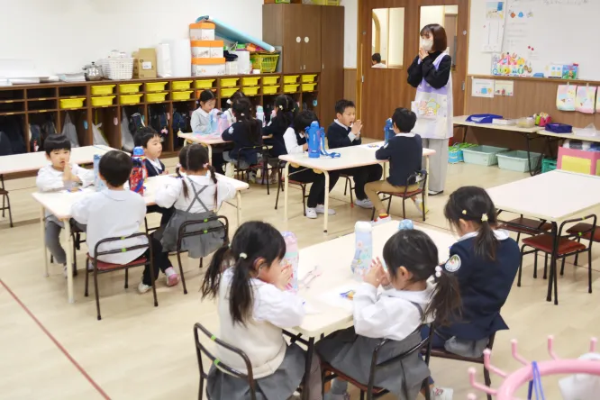 保育室で預かり保育や課外活動に参加する園児たち
