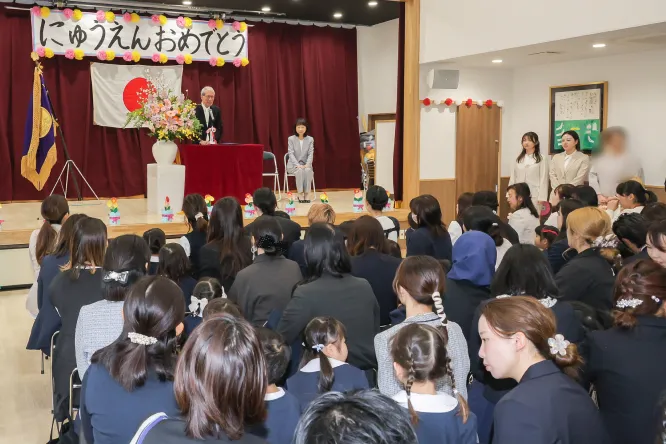 入園式で保護者と一緒に式に参加する子どもたち