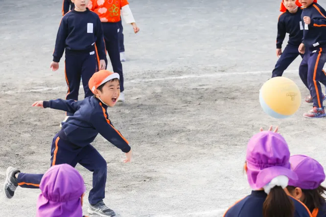 ドッジボール大会でボールを投げる園児