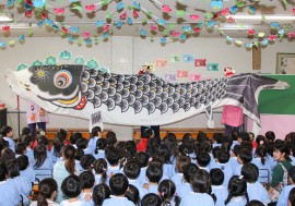 こどもの日のお祝いに、園内に大きな鯉を飾る様子