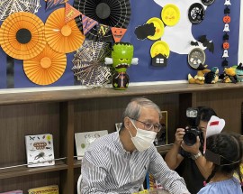 ハロウィンパーティで園長にお菓子をもらう園児