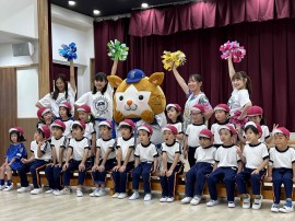 DeNAベイスターズのマスコットと園児の集合写真