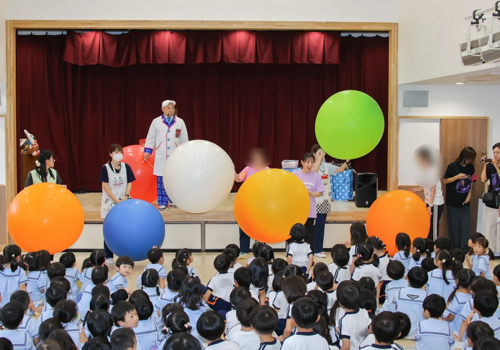 大きな風船を使ったサイエンスショーを楽しむ子どもたち